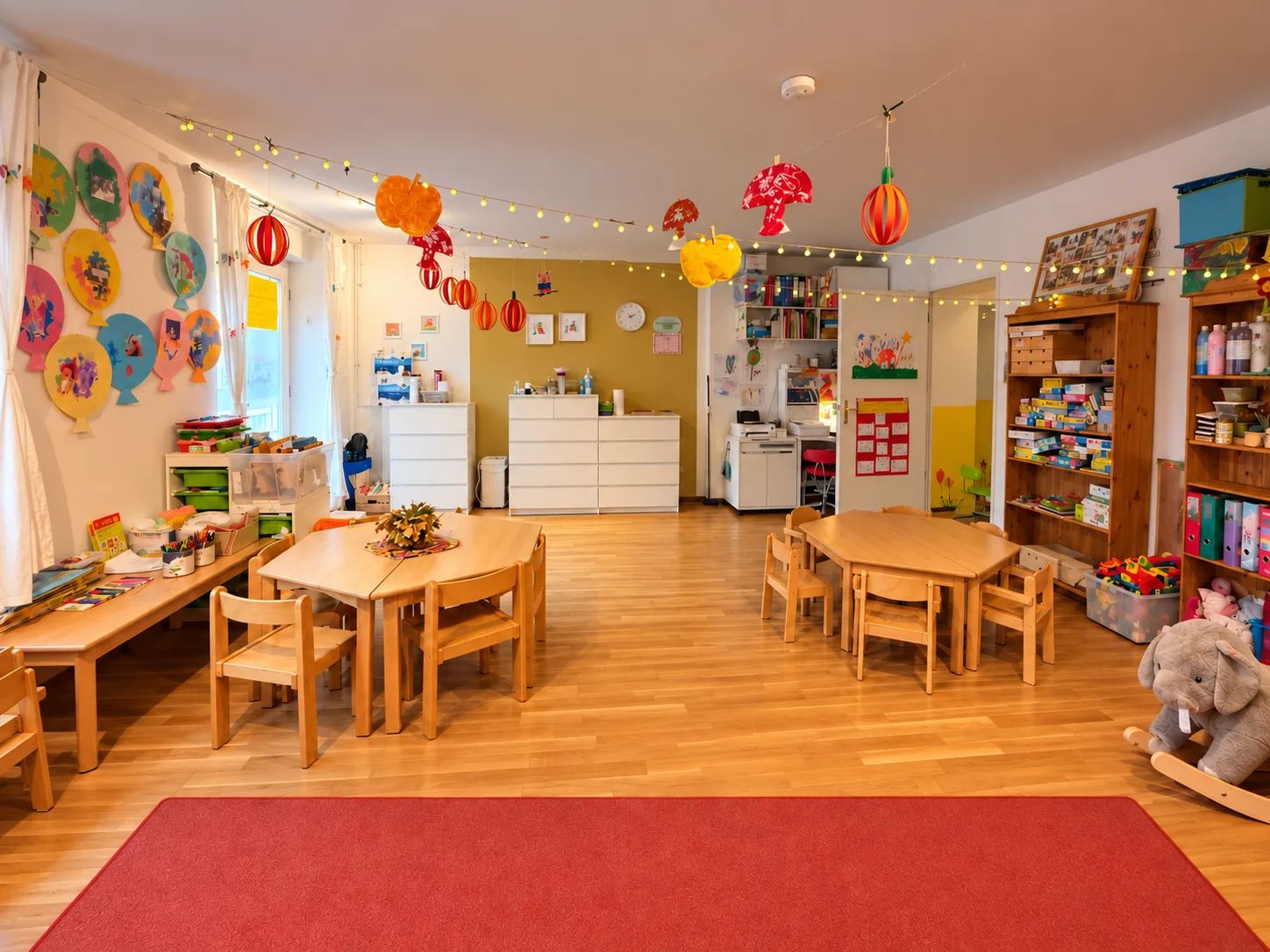 An unseren kindgerechten Tischen kommen wir zum Essen, Malen, Basteln, Kochen und Spielen zusammen. Die bunten Werke der Kinder schmücken den Raum und machen ihn zu einem Ort, den sie selbst mitgestal